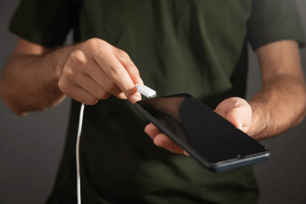 Telefono krovimas tokiu būdu gali turėti skaudžių pasekmių