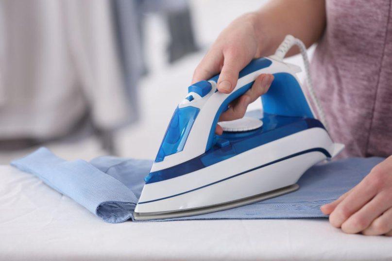 Teta mane išmokė triuko su lygintuvu ir plastikiniu buteliu