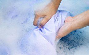 Tikrai nereikia išmesti klijais suteptų drabužių: pašalinti šias dėmes yra gana paprasta