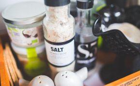 Triukai su druska, skirti namų valymui. Jie išgelbės jus beviltiškose situacijose!