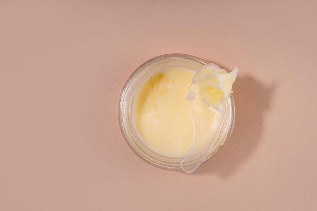 Žiemos stebuklas iš vaistinės: paprastas tepalas, kuris išgelbės jūsų rankas. Vitamino A tepalas