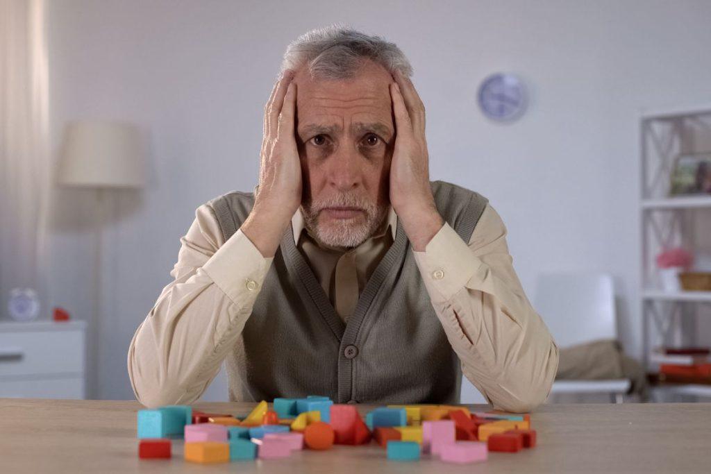 10 Alzheimerio ligos požymių. Laiku atpažinkite ligą! Nuolatinis daiktų perkėlimas