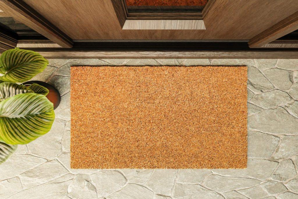 10 valymo klaidų, kurios niekais paverčia pastangas sutvarkyti namus. Neteisingai patiesiate durų kilimėlį