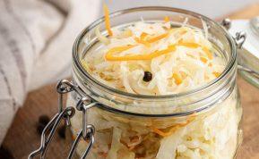 25 geros priežastys valgyti raugintus kopūstus kiekvieną dieną. Ypač – jei laikotės dietos