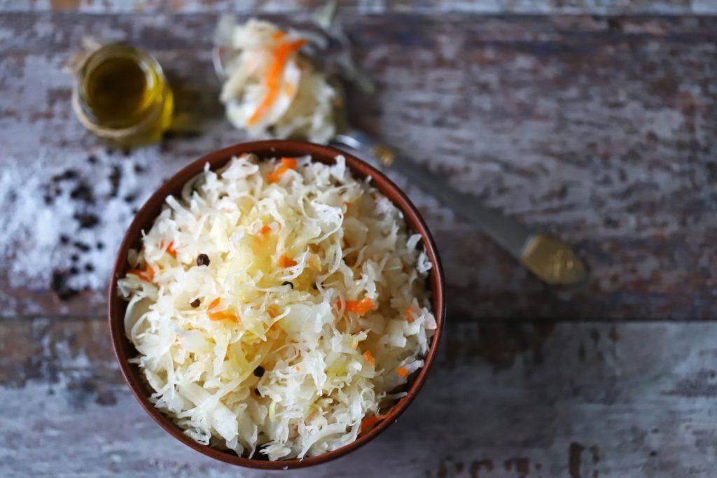 25 geros priežastys valgyti raugintus kopūstus kiekvieną dieną. Ypač – jei laikotės dietos. Kam geriau nevalgyti?