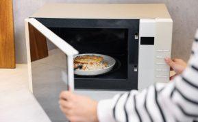 3 būdai, kaip atsikratyti nemalonių mikrobangų krosnelės kvapų