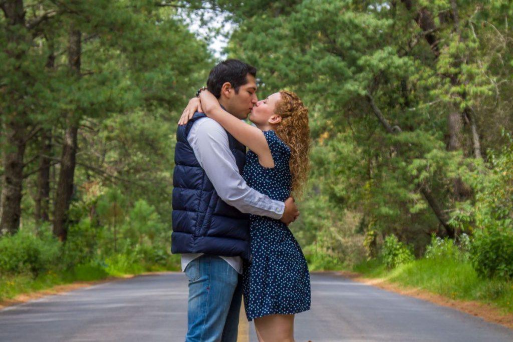 3 pagrindinės priežastys, kodėl geriau nedemonstruoti savo santykių viešai. Negalėjimas pamiršti praeities