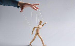 3 paprastos frazės, reiškiančios, kad jumis manipuliuoja