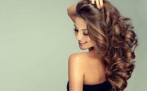 4 natūralūs būdai, kaip atgaivinti plaukus, kad šie vėl būtų stiprūs
