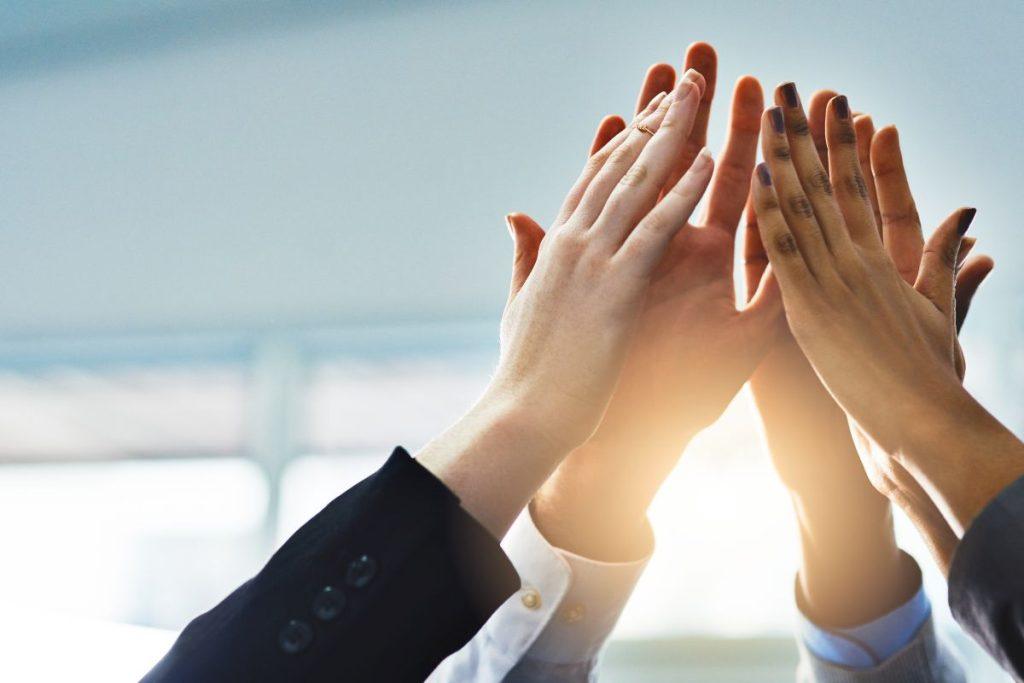 5 ekstravertų pranašumai: kokios jų savybės padeda siekti savo svajonių? Pasitenkinimas komandiniu darbu