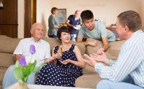 5 magiški žodžiai: kaip per šventes atmušti nepatogius klausimus ir ramiai nustatyti ribas