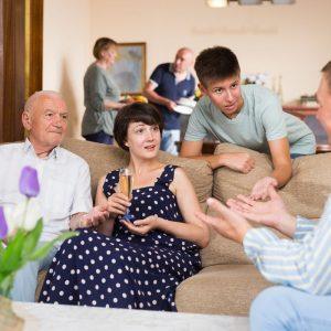 5 magiški žodžiai: kaip per šventes atmušti nepatogius klausimus ir ramiai nustatyti ribas