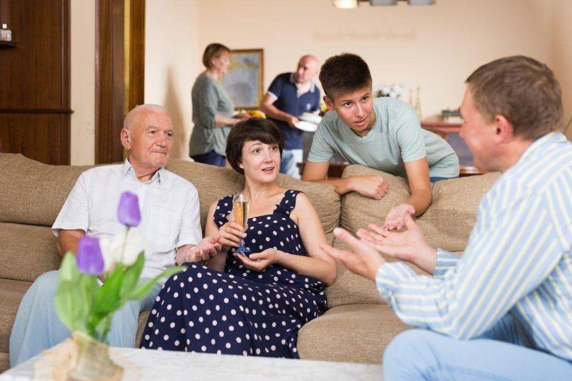 5 magiški žodžiai: kaip per šventes atmušti nepatogius klausimus ir ramiai nustatyti ribas