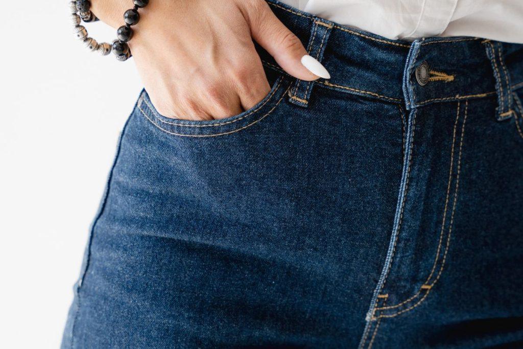 6 dalykai, kurie niekada neišeina iš mados ir tinka bet kokio amžiaus moterims. Džinsai visuomet madingi