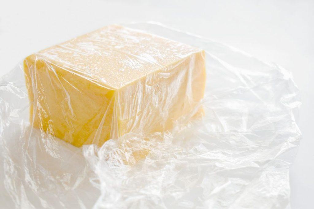 7 maisto produktų laikymo klaidos. Nebedarykite jų! Sūrio ir mėsos laikymas plastikiniame maišelyje