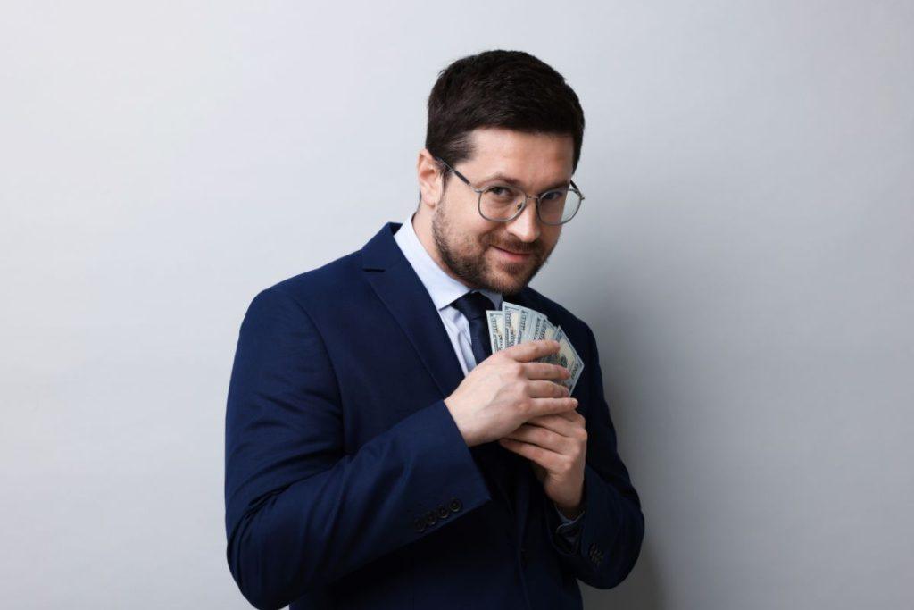 7 mūsų daromos klaidos, kurios lemia skurdą ir nesėkmes. Godumas