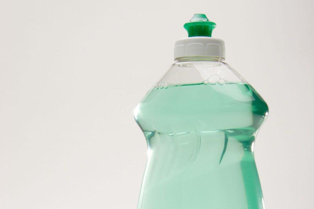 8 būdai, kaip iš drabužių išvalyti dezodoranto dėmes. Su Indų plovikliu