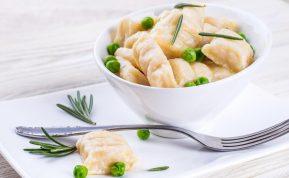 Bulvių virtinukai su žaliaisiais žirneliais