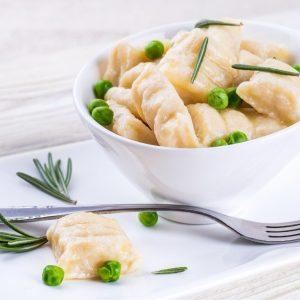 Bulvių virtinukai su žaliaisiais žirneliais