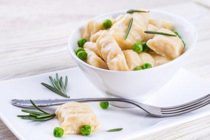 Bulvių virtinukai su žaliaisiais žirneliais