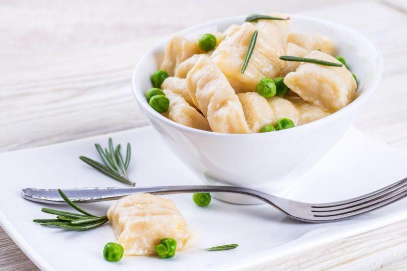 Bulvių virtinukai su žaliaisiais žirneliais