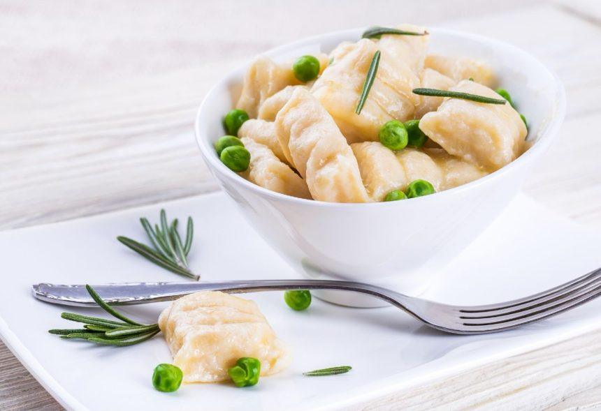 Bulvių virtinukai su žaliaisiais žirneliais