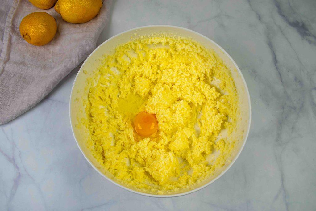 Citrininiai keksiukai su aguonomis. Kiaušiniai