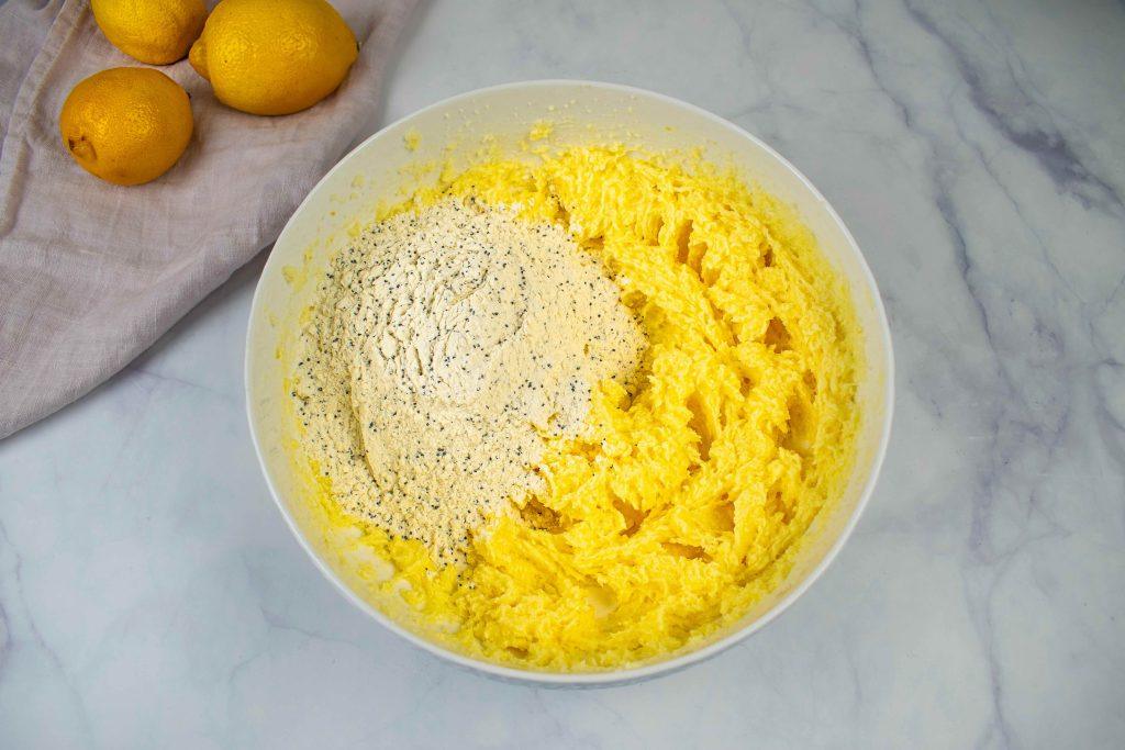 Citrininiai keksiukai su aguonomis. Miltai svieste