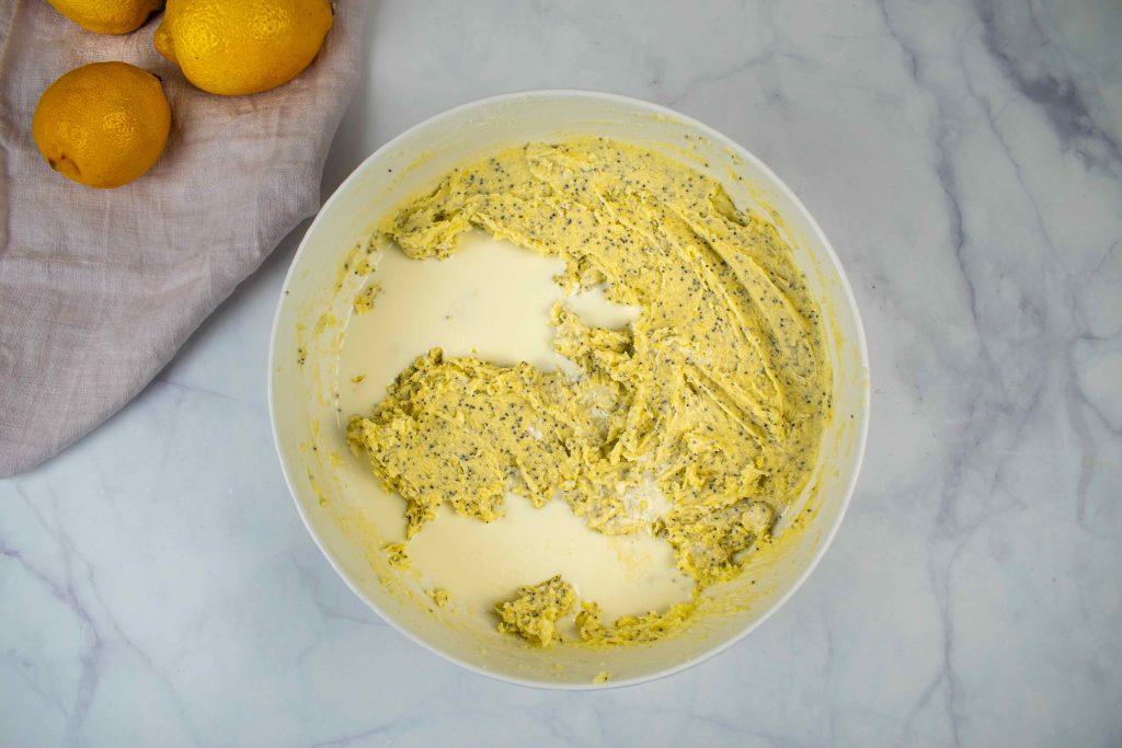 Citrininiai keksiukai su aguonomis. Pienas