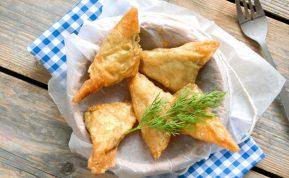 Filo tešlos trikampiai su feta ir špinatais