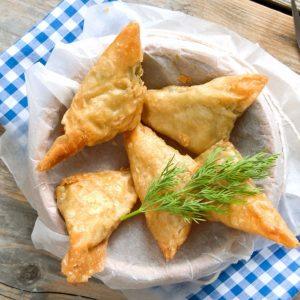 Filo tešlos trikampiai su feta ir špinatais