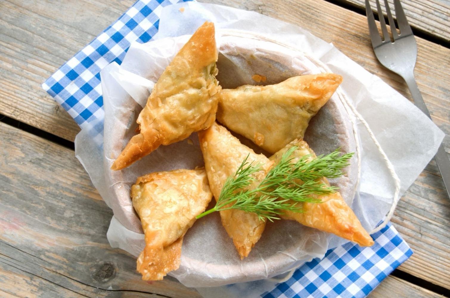 Filo tešlos trikampiai su feta ir špinatais
