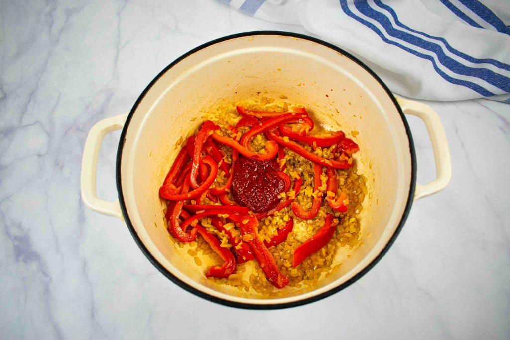 Ganos įkvėptas Kalėdinis vištienos troškinys. Pomidorų pasta