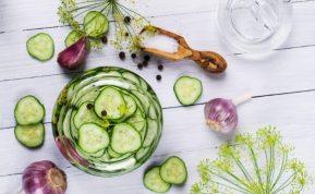 Greitai marinuoti agurkų griežinėliai