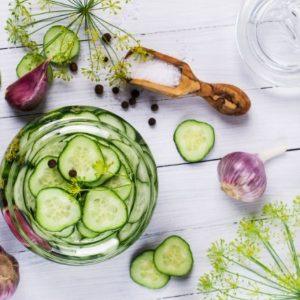 Greitai marinuoti agurkų griežinėliai