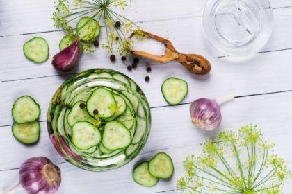 Greitai marinuoti agurkų griežinėliai