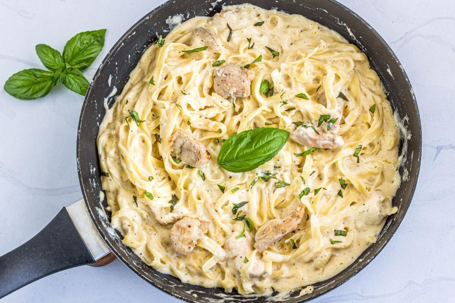 Kreminiai vištienos ir šoninės makaronai