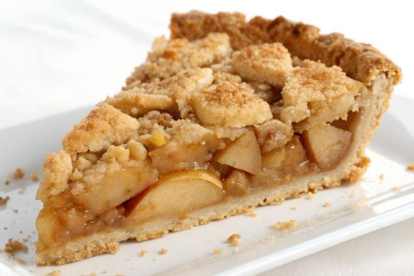 Obuolių pyragas trupinių viršumi