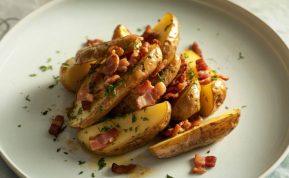 Orkaitėje keptos bulvės su medumi ir šonine