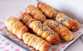 Sluoksniuotos tešlos bandelės su dešrelėmis