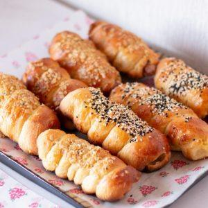 Sluoksniuotos tešlos bandelės su dešrelėmis