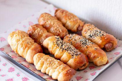 Sluoksniuotos tešlos bandelės su dešrelėmis