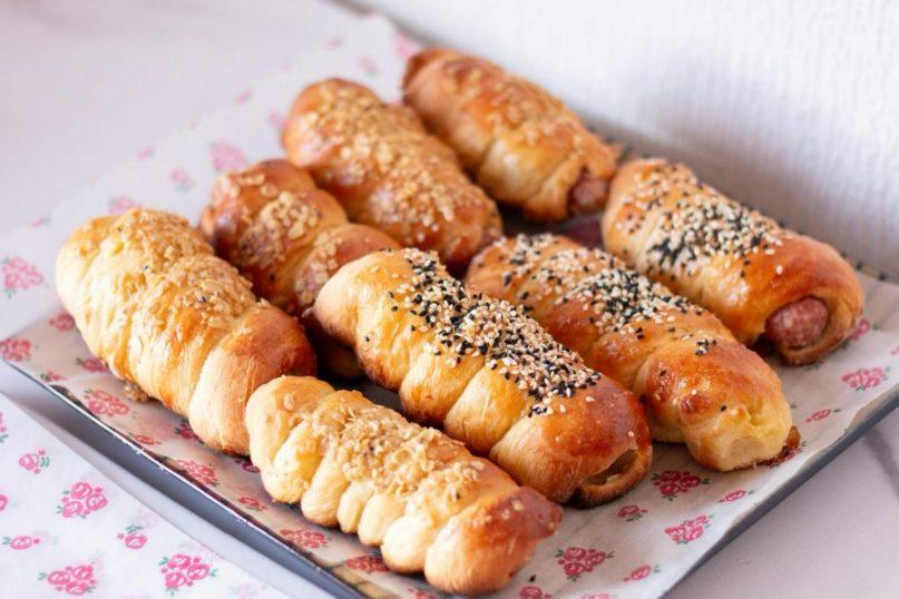 Sluoksniuotos tešlos bandelės su dešrelėmis