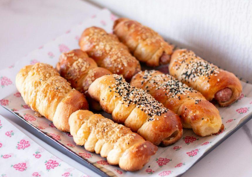 Sluoksniuotos tešlos bandelės su dešrelėmis