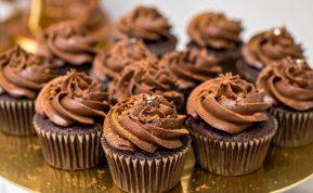 Šokoladiniai keksiukai su šokoladinio kremo kepurėle