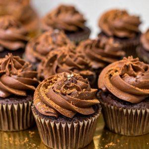 Šokoladiniai keksiukai su šokoladinio kremo kepurėle