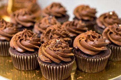 Šokoladiniai keksiukai su šokoladinio kremo kepurėle