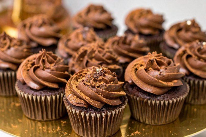 Šokoladiniai keksiukai su šokoladinio kremo kepurėle