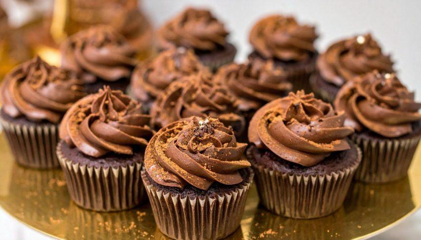 Šokoladiniai keksiukai su šokoladinio kremo kepurėle