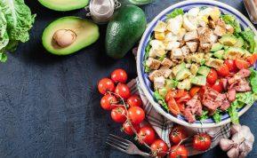 Vištienos salotos su šonine ir sūriu